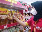 Penjualan-minyak-goreng-di-toko-retail-modern-di-Kota-Banjarbaru-Senin-25042022.jpg