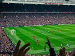 Penonton-bersorak-gembira-saat-tim-kesayangan-Manchester-United-laga-Liga-Inggris.jpg