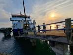 Penumpang-menaiki-KMP-Bamega-Jaya-di-Dermaga-Pelabuhan-Teluk-Gosong.jpg