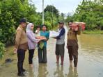 Penyaluran-bantuan-warga-terdampak-banjir-di-dukung-rejo-tanbu.jpg