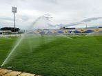 Penyemprotan-air-otomatis-di-Stadion-Demang-Lehman.jpg