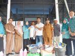 Penyerahan-bantuan-dari-PKK-dan-DinsosP3APMD-balangan-untuk-kelompok-usaha-bersama-Kube.jpg