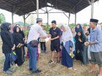 Penyerahan-bantuan-dari-kru-redaksi-Banjarmasin-Post-untuk-keluarga-siti-Bulkis.jpg