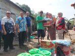 Penyerahan-bantuan-kepada-dua-korban-kebakaran-di-Desa-Batibati.jpg