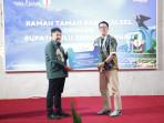 Penyerahan-bantuan-simbolis-oleh-Direktur-Utama-Bank-Kalsel-Fachrudin.jpg