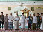 Penyerahan-bantuan-untuk-masjid-Al-Huda.jpg