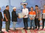 Penyerahan-bantuan-warga-terdampak-banjir-dari-PT-AGM.jpg