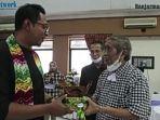 Penyerahan-cenderamata-dari-limbah-kayu-Ulin-di-HUT-50-Bpost.jpg