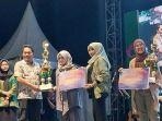 Penyerahan-hadiah-pemenang-lomba-stand-di-Balangan-Expo-sdsdd.jpg