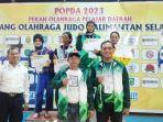Penyerahan-medali-pemenang-judo-Popda-Kalsel-di-GOR-H-Bambang-Teluk-Tiram-Banjarmasin-27052023.jpg