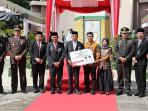 Penyerahan-piagam-penghargaan-kepada-Juara-I-pasangan-muda-inspiratif.jpg