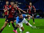 Penyerang-Lazio-17-Ciro-Immobile-berebut-bola-dengan-bek-Genoa-05-Radu-Dragusin.jpg