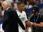 Penyerang-Real-Madrid-Kylian-Mbappe-berjalan-melewati-pelatih-asal-Italia-Carlo-Ancelotti-kiri.jpg