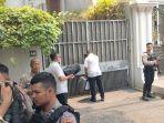 Penyidik-Polda-Metro-Jaya-masuk-di-rumah-yang-diduga-milik-Firli-Bahurio-di-Jalan-Kertanegara-Jaksel.jpg