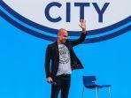 Pep-Guardiola-menyapa-pengemarnya-saat-diperkenalkan-menukangi-tim-Manchester-City.jpg