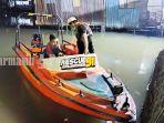 Perahu-Rescue-911-untuk-evakuasi-jemaah-haul-guru-zuhdi-di-Masjid-Jami-Kota-Banjarmasin.jpg