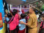 Perpustakaan-Keliling-Pusling-Dispersip-Kalsel-diserbu-para-siswa1.jpg