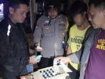 Personel-Polsek-BAS-saat-gerebek-warung-malam-penjual-alkohol-90.jpg