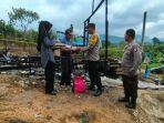 Personel-Polsek-Pulaulaut-Utara-berikan-bantuan-pangan.jpg