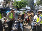 Personel-Satlantas-Polres-Balangan-saat-memeriksa-para-pengendara-yang-melintas.jpg
