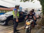 Personel-Satlantas-Polres-HST-saat-memberikan-teguran-bagi-pengendara.jpg