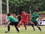 Pertandingan-Semifinal-Sepak-Bola-HSS-vs-Banjarmasin.jpg