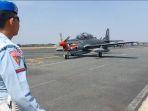 Pesawat-Tempur-Super-Tucano-Milik-TNI-AU-saat-mendarat-di-Lanud-Syamsudin-Noor.jpg