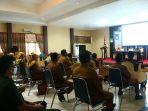 Peserta-Monitoring-dan-Evaluasi-sekaligus-Sosialisasi-Bian-menyimak-wejangan-Sekda.jpg
