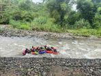 Peserta-Tour-de-Loksado-2024-menikmati-naik-river-tubing-mengarungi-Sungai-Amandit.jpg