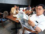 Peserta-bincang-santai-politik-juga-menikmati-membaca-koran-Banjarmasin-Post.jpg