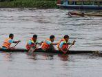 Peserta-lomba-pacu-jukung-sudur-sedang-berlaga-di-sungai-Nagara1.jpg