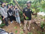 Petani-dan-mahasiswa-belajar-budidaya-kopi.jpg