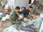 Petani-melon-memberikan-melon-gratis-untuk-anggota-Satgas-TMMD.jpg