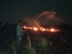 Petugas-BPBD-Banjar-saat-berupaya-memadamkan-Karhutla-di-Desa-Tatah-Jaruju.jpg