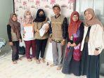 Petugas-Dinas-Sosial-Kabupaten-Batola-menyerahkan-bayi-ke-PRSAR-Mulia-Satria-di-Banjarbaru-kalsel.jpg