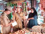 Petugas-Diskoperdag-Kotabaru-melakukan-pendataan-harga-barang.jpg