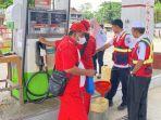 Petugas-Diskumdagri-lakukan-pengecekan-alat-ukur-SPBU.jpg