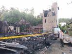 Petugas-Kepolisian-saat-memasang-garis-polisi-di-lokasi-kebakaran.jpg