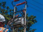 Petugas-PLN-secara-rutin-melakukan-pemeliharaan-infrastruktur.jpg