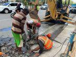 Petugas-PTAM-Bandarmasih-mulai-melakukan-penggalian-untuk-proses-perbaikan-pipa.jpg