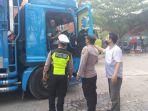 Petugas-Polsek-KPL-memeriksa-surat-menyurat-terkait-kelengkapan-data-truk.jpg