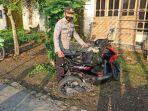 Petugas-Polsek-Wlingi-mengamankan-sepeda-motor-yang-ditabrak-KA-dan-mengevakuasi-korban.jpg