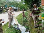 Petugas-Satpol-PP-bongkar-reklame-dan-baliho-di-Kabupaten-Balangan-Rabu-13072022.jpg