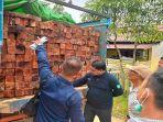 Petugas-Satresreskrim-Polres-Melawi-mengamankan-1-unit-truk-pengangkut-kayu-jenis-durian.jpg