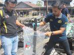Petugas-Unit-Identifikasi-Polres-Hsu-di-lokasi-bekas-kebakaran-Desa-Kandang-Halang-Selasa-26092023.jpg