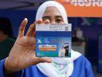 Petugas-XL-Axiata-menunjukkan-Kartu-Perdana-XL-Haji.jpg