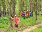 Petugas-bersama-relawan-melakukan-evakuasi-pengunjung-Lembah-Bajuin.jpg