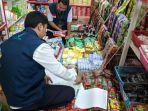 Petugas-dari-BBPOM-Banjarmasin-memeriksa-produkdd.jpg