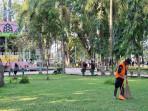 Petugas-kebersihan-lakukan-penyapuan-taman-di-amuntai.jpg