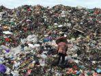 Petugas-kebersihan-memungut-sampah-di-satu-TPA-Kalimantan-Selatan.jpg